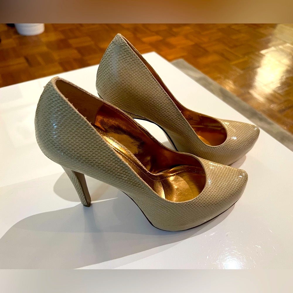 NWOT BCBG cream snake skin heels size 8.5